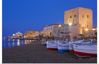 Italy, Sicily, Pozzallo, Ragusa district, Beach and Cabrera tower