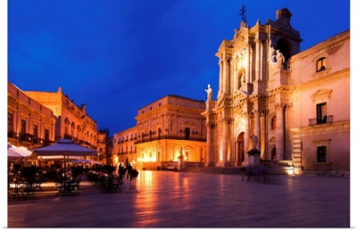 Italy, Sicily, Syracuse, Ortigia, Piazza Duomo and cathedral