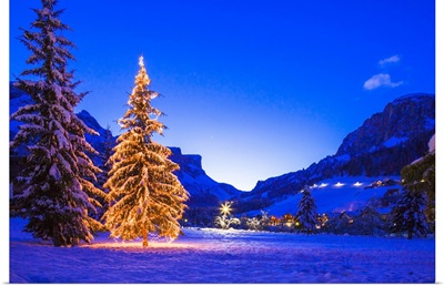 Italy, South Tyrol, Alta Badia, Corvara, Christmas tree and Gardena Pass
