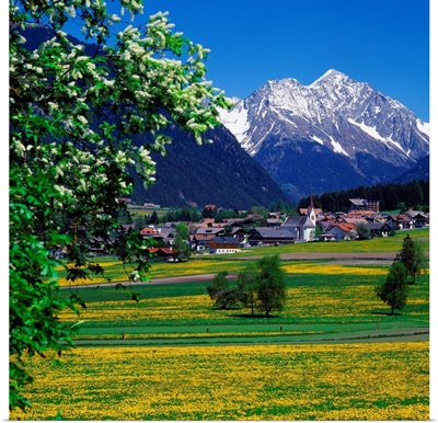 Italy, South Tyrol, Alta Pusteria, Valle di Anterselva, View towards Rasun Anterselva