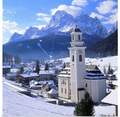 Italy, South Tyrol, Sesto (Sexten), church towards Croda Rossa (Hohe Gaisl)