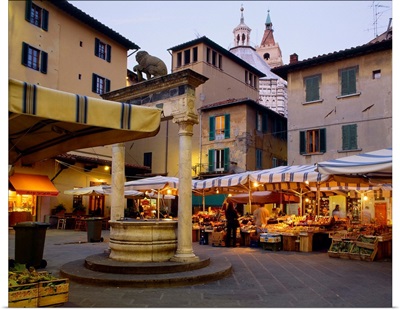 Italy, Tuscany, Pistoia, Piazza del Mercato and Well of the Lion Cub