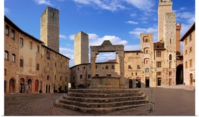 Italy, Tuscany, San Gimingnano, Old town, square