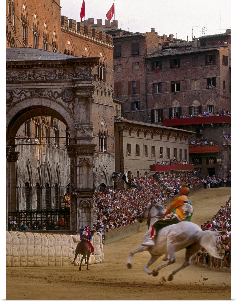 Italy, Tuscany, Siena, Piazza del Campo, horse-race at Palio