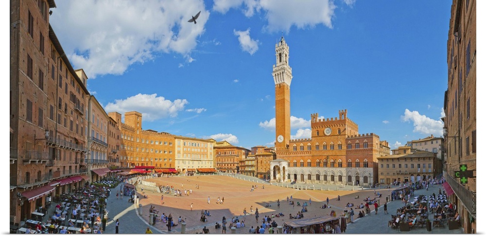 Italy, Tuscany, Siena district, Siena, Piazza del Campo, Palazzo Pubblico and Torre del Mangia.