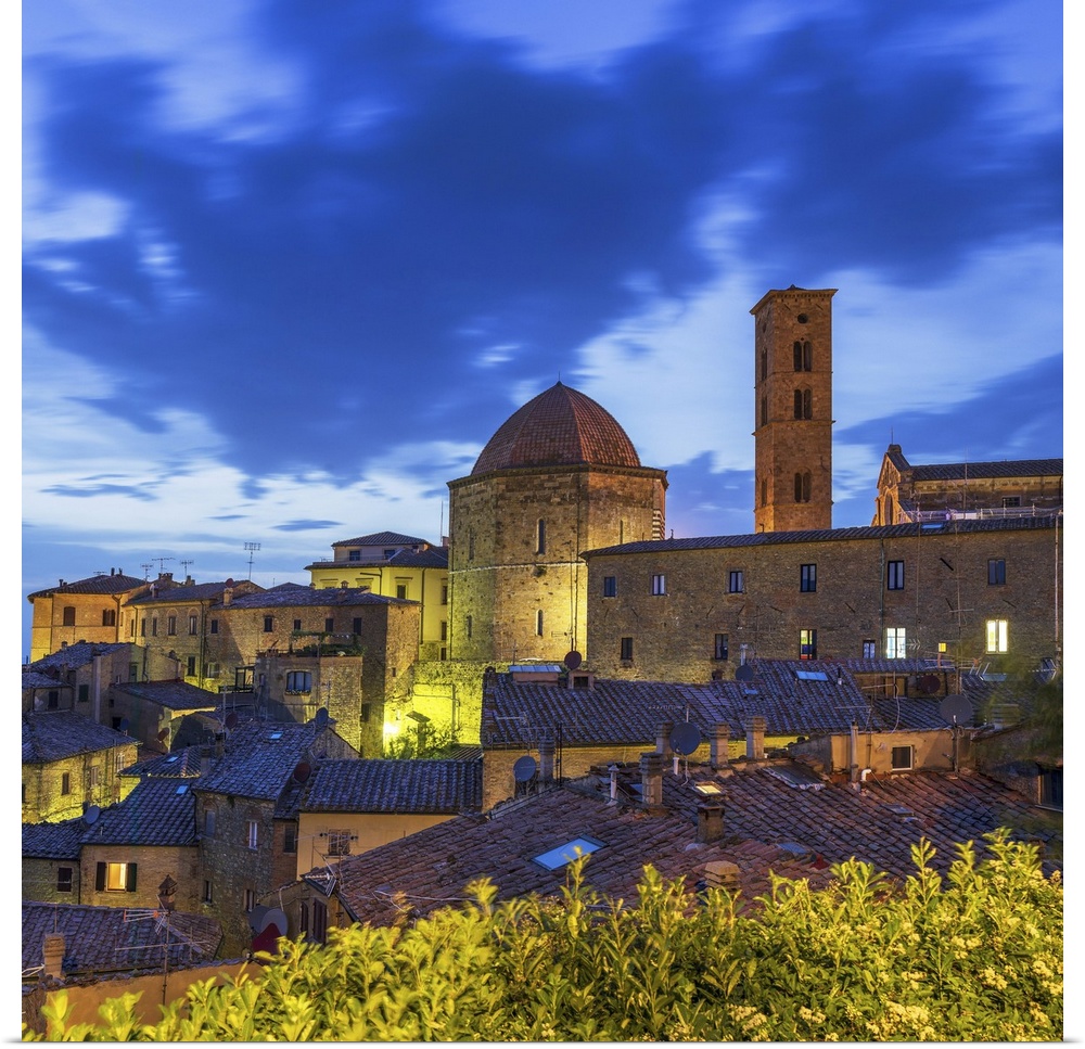Italy, Tuscany, Pisa district, Volterra, View of the town with the octagonal dome of Battistero di San Giovanni (built in ...