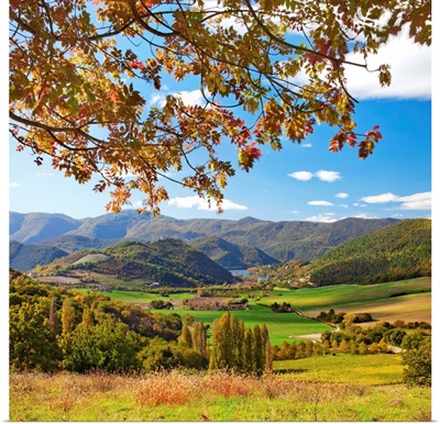 Italy, Umbria, Piediluco lake, View of Piediluco Lake and castle during the fall