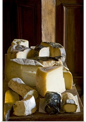 Italy, Umbria, Spello, Umbrian cheese selection at Restaurant La Bastiglia