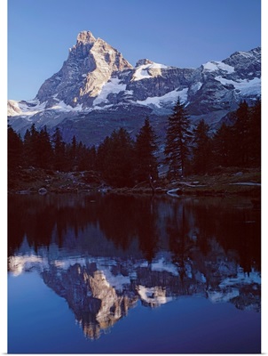 Italy, Valle d'Aosta, Lago Blu and Monte Cervino (Matterhorn)
