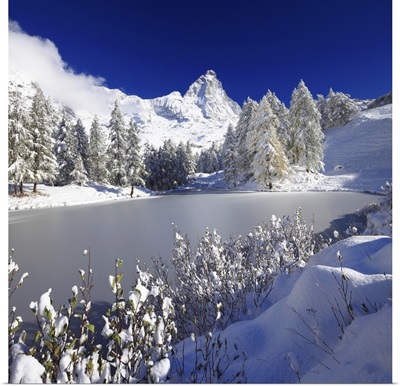 Italy, Valtournenche, Lake Blue and the Mt Cervino covered in snow