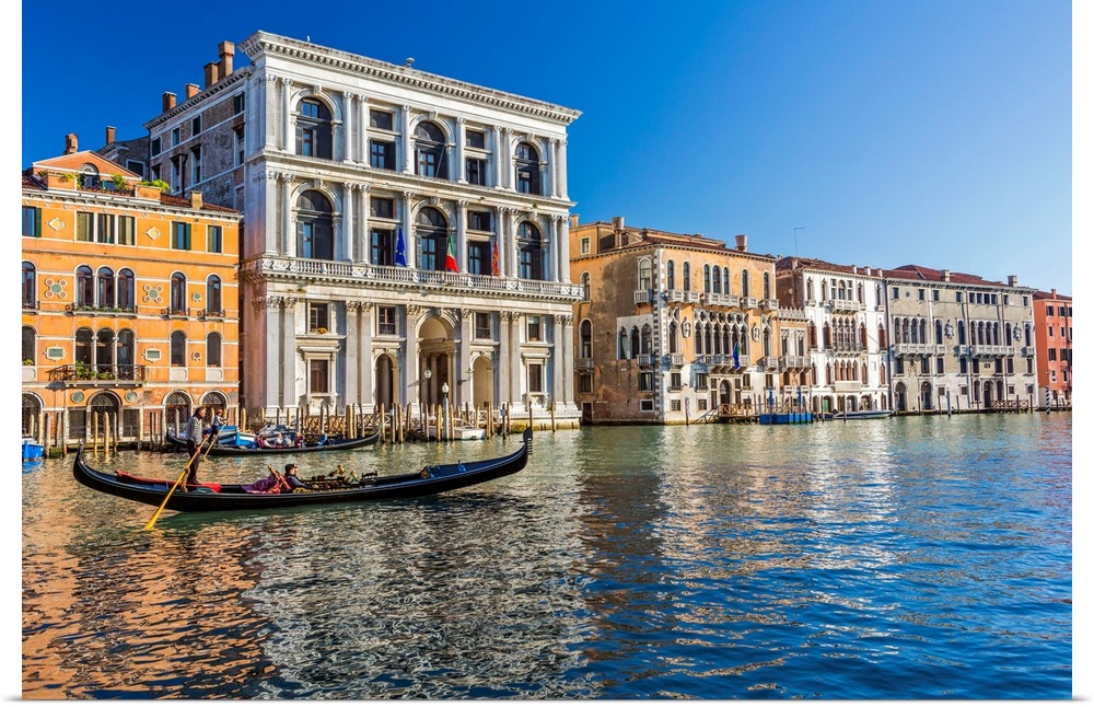 Italy, Veneto, Venezia district, Venetian Lagoon, Venice, Venezia, Gondola ride on the Grand Canal.