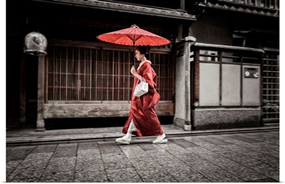 Japan, Kinki, Kyoto, Maiko walking to work in the rain