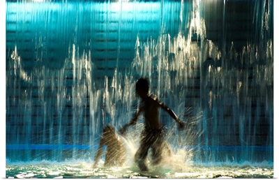 Malaysia, Kuala Lumpur, Children playing in swimming pool