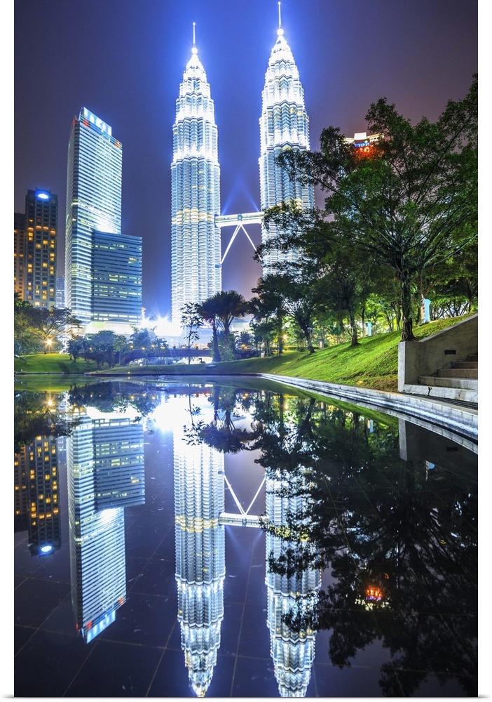 Malaysia, Selangor, Kuala Lumpur, Petronas Towers and KLCC Kuala Lumpur City Centre at night.