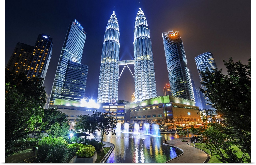 Malaysia, Selangor, Kuala Lumpur, Petronas Towers and KLCC Kuala Lumpur City Centre at night.