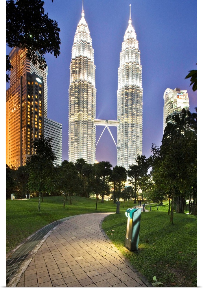 Malaysia, Selangor, Kuala Lumpur, View of Petronas Towers from KL City Centre Park