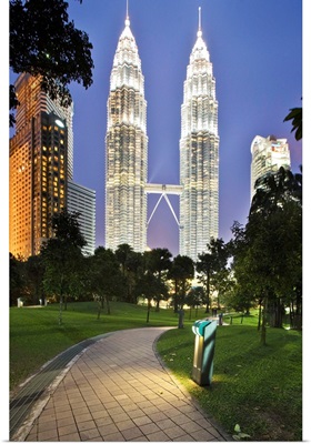 Malaysia, Selangor, Kuala Lumpur, View of Petronas Towers from KL City Centre Park