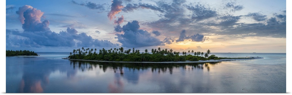 Maldives, Hadhunmathee Atoll, Indian ocean, Sunset on the deserted island between Dhiyadhoo and Maarehaa in Hadhunmathee A...