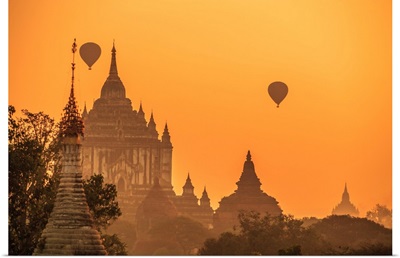 Myanmar, Mandalay, Bagan, Hot Air Balloons Over Gawdawpalin Temple At Sunrise