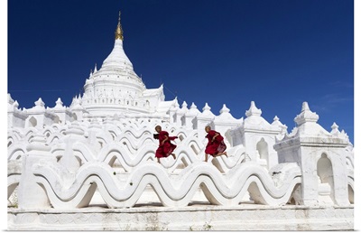 Myanmar, Mandalay, Mingun, Novice monks at the Hsinbyume Pagoda