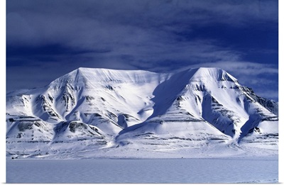 Norway, Svalbard Islands, Operafjelleat Mount, in front of Longyearbyen