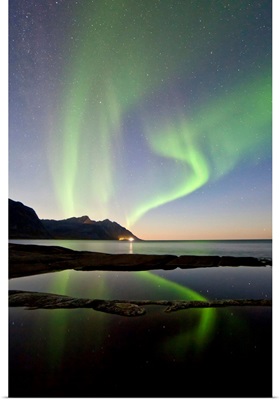 Norway, Troms, Senja Island, Northern lights over Tungeneset