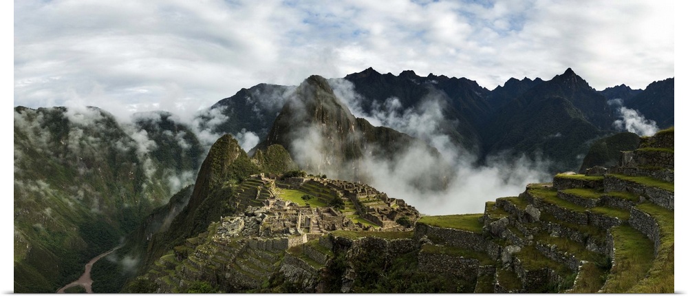 Peru, Cuzco, Machu Picchu, Ancient city with Wayna Picchu in the background.