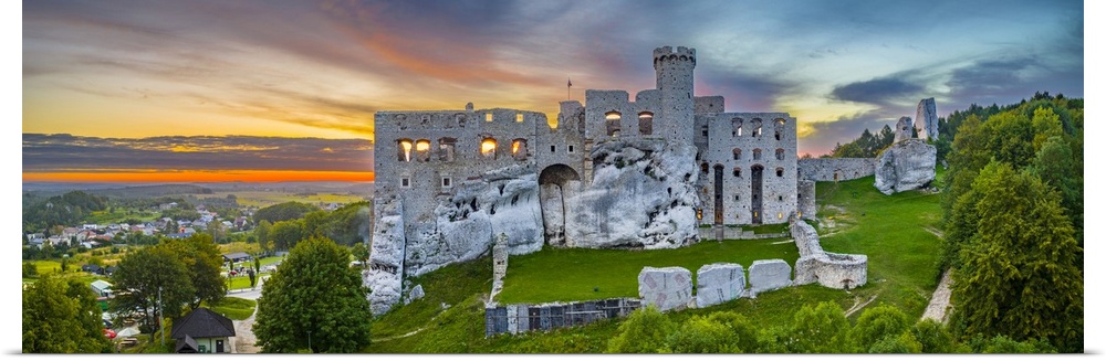 Poland, Silesia, Ogrodzieniec, Trail of the Eagle's Nests, Medieval castle at sunrise.