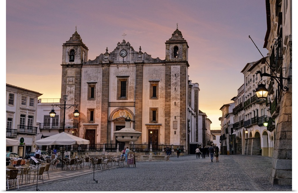Portugal, Evora, Alentejo, igreja de Santo Antao, Giraldo Square and the church of Santo Antao at dusk.