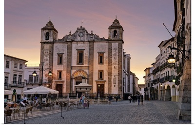 Portugal, Evora, Alentejo, Giraldo Square and the church of Santo Antao at dusk