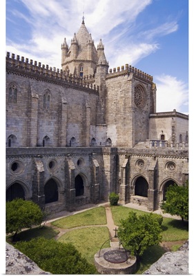 Portugal, Evora, evora, Cathedral la Se, the cloister and rear view of the cathedral