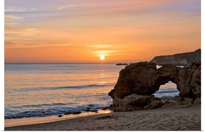 Portugal, Faro, Algarve, Albufeira, Praia da Oura Beach at sunset