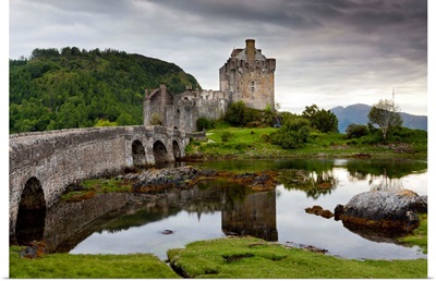 Scotland, Highland, Eilean Donan Castle, Dornie village, Loch Duich bay
