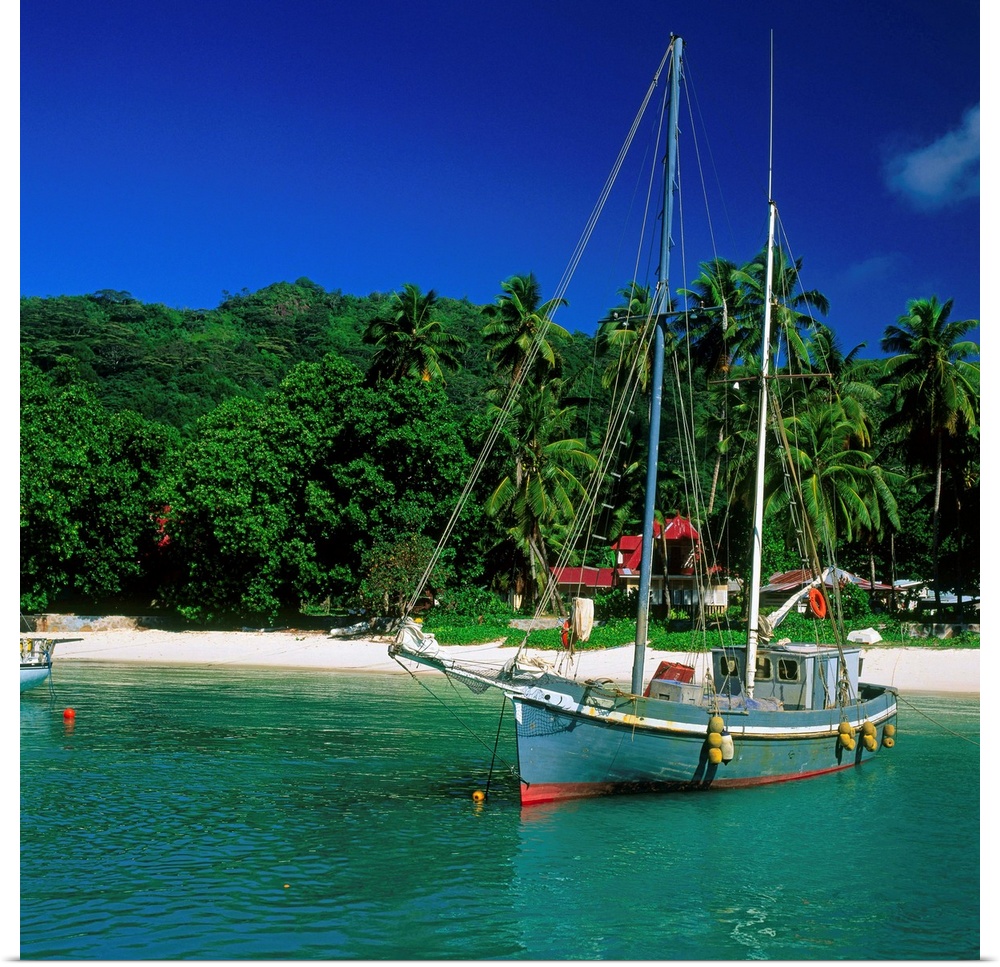 Seychelles, La Digue, sailing boat in the small harbor