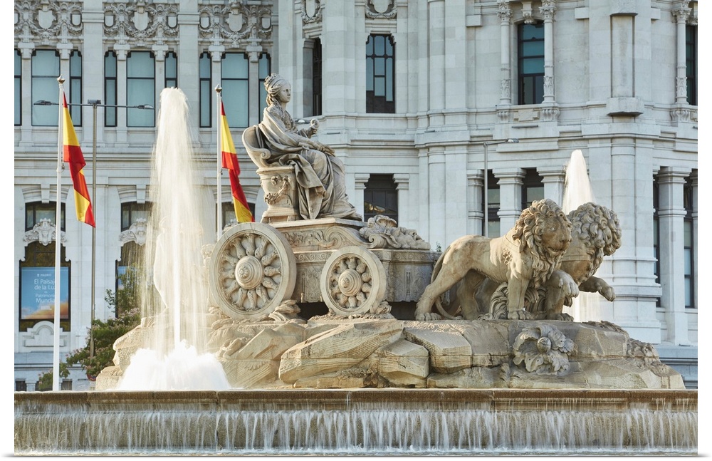 Spain, Comunidad de Madrid, Madrid, Plaza de Cibeles, Plaza de Cibeles (The Cibeles Fountain) and the Palacio de Correos.