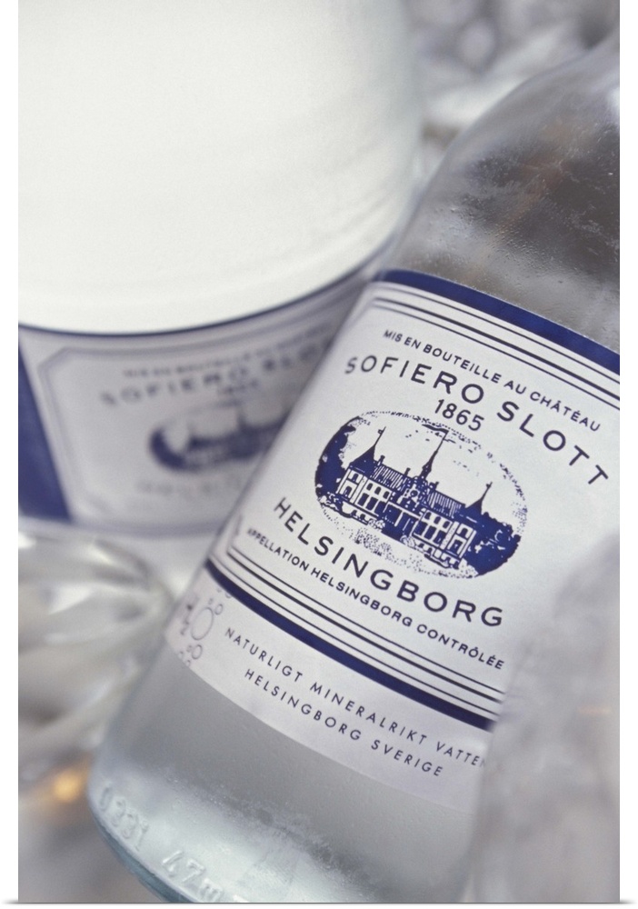 Svezia-Helsingborg-Castello di Sofiero. Acqua minerale con etichetta che riproduce il castello.