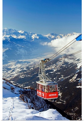 Switzerland, Valais, Crans Montana, cable car to Bella Lui