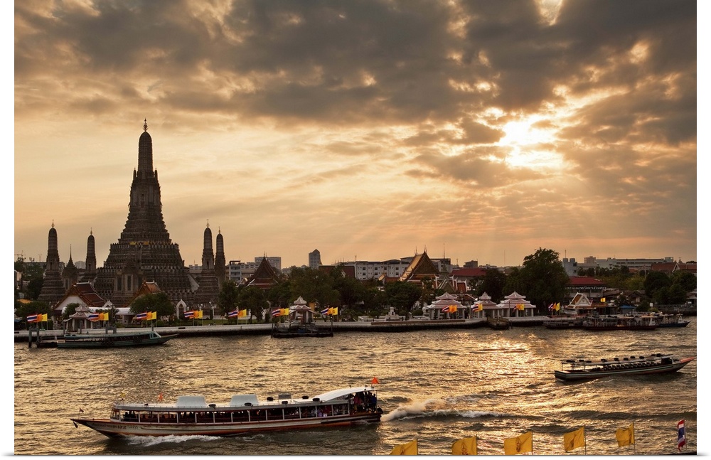 Thailand, Thailand Central, Bangkok, Wat Arun, Sunset over the Wat Arun (Temple of Dawn) and the Chao Phraya river.