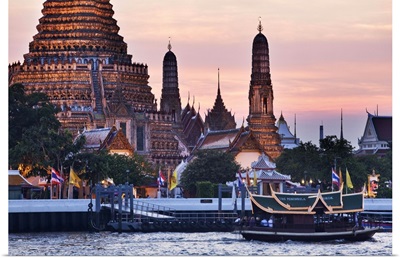 Thailand, Bangkok, Wat Arun, Temple of Dawn and the Chao Phraya river