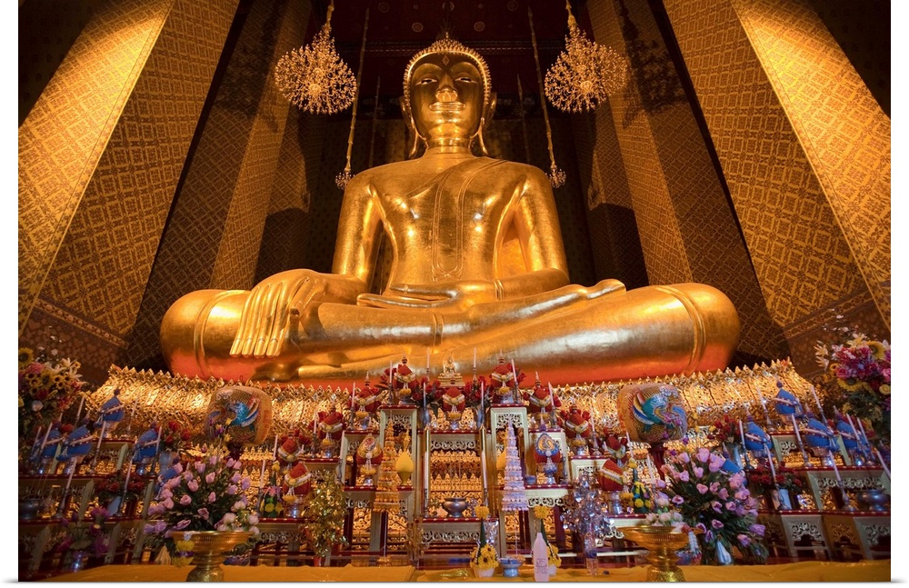 Thailand, Bangkok, Wat Kalayanamit , golden Buddha in the temple