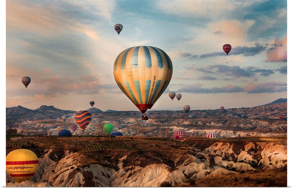 Turkey, Central Anatolia, Hot air balloon tour over Cappadocia.