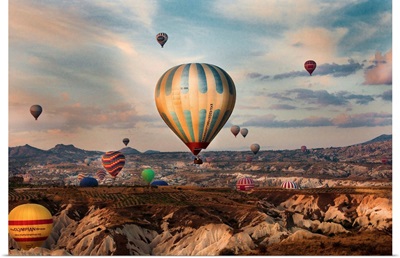 Turkey, Central Anatolia, Hot air balloon tour over Cappadocia