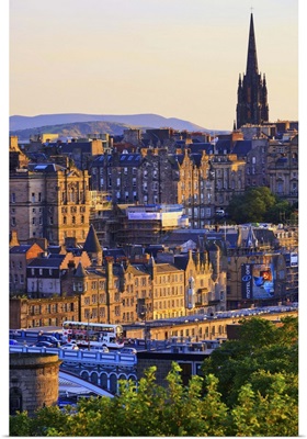 UK, Scotland, Edinburgh, Panoramic view of Royal Mile buildings and the Castle