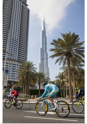 United Arab Emirates, Dubai, Touring cyclists pass the Burj Khalifa