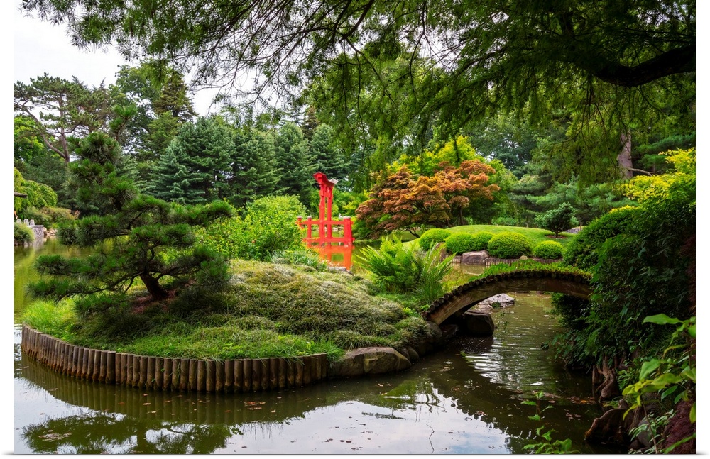 USA, New York City, Brooklyn Botanic Garden, Japanese garden, Torii gate.