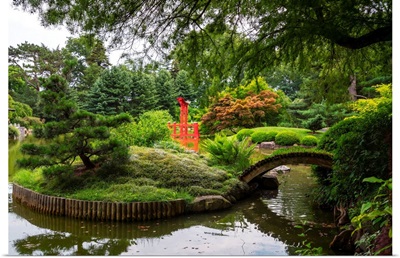 USA, New York City, Brooklyn Botanic Garden, Japanese Garden, TorII Gate