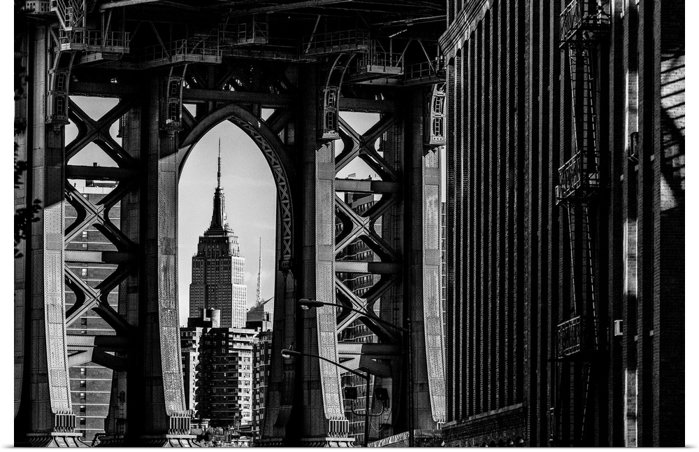 USA, New York City, Manhattan Bridge, Classic view with Empire State Building framed by Manhattan Bridge, view from Washin...