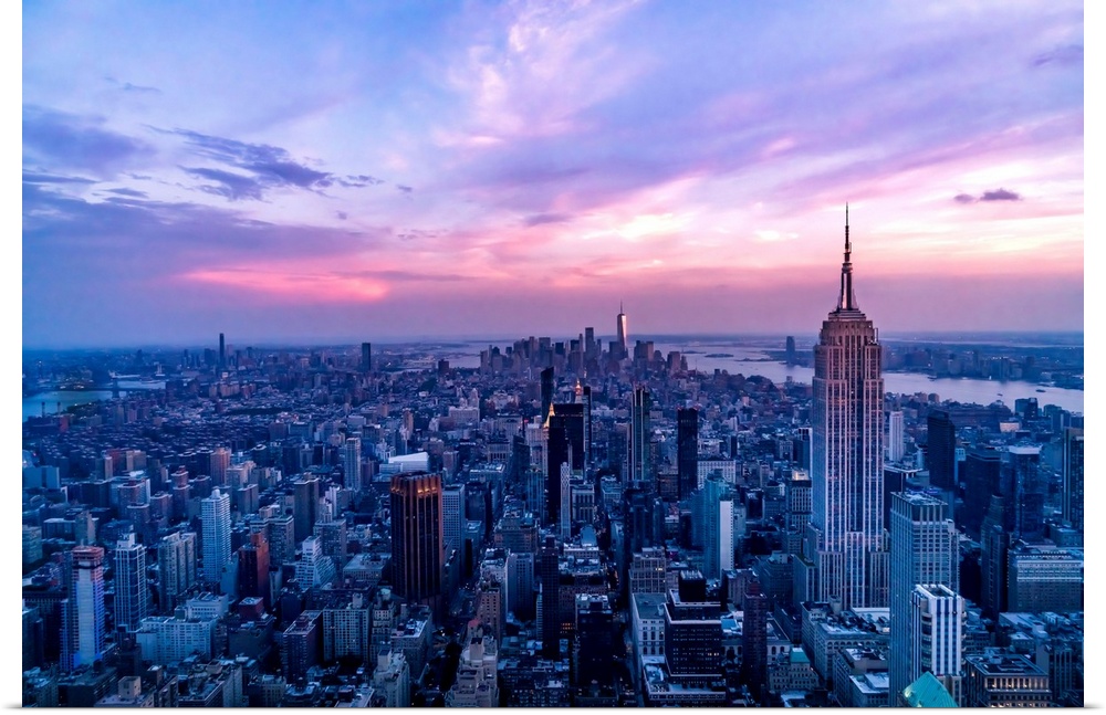 USA, New York City, Manhattan, Empire State Building, dramatic pink sky and light over Manhattan.