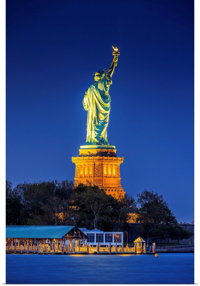 USA, New York City, Manhattan, Lower Manhattan, Liberty Island, Statue of Liberty, Statue of liberty at night.