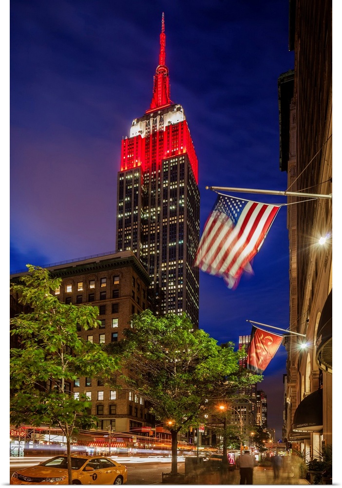 USA, New York City, Manhattan, Midtown, Empire State Building, Empire State Building and flag at night.